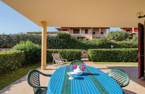 Monte Petrosu Apartment | La Tartaruga three-room apartment sleeps 4 in facility with swimming pool