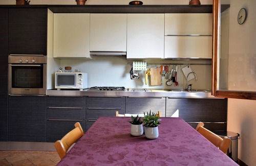 Cavriglia House | La Vecchia Posta: Great Base for Chianti & Art Cities | Red Bedroom & 2 baths