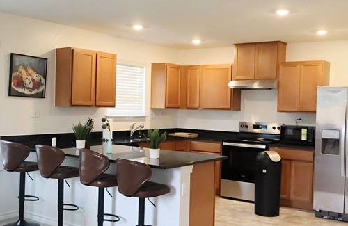 Southside House | La Vida Marbella Near Airport & Attractions Great Getaway sleeps 15+