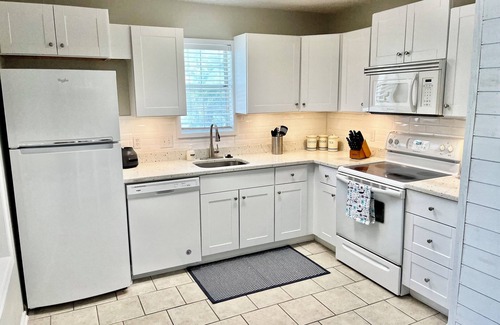 Saint Simons Heights Condo | La Vie Insulaire -optional BIKES–Walk 2 Redfern Village, shops, and restaurants!