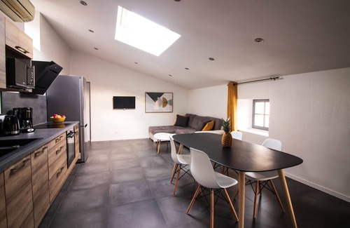 Saint-Paul-Trois-Chateaux Apartment | La Villa Tria Castella