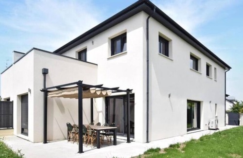 Cagny House | La Villa Caennaise II-Modern villa in Grentheville Caen with 4 bedrooms & garden