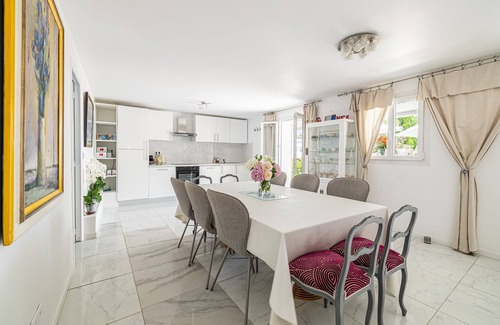 Cannes City Centre Villa | La Villa des Fleurs duplex avec jardin et piscine