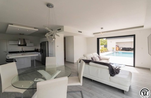 Merville House | La Villa - Swimming pool and Jacuzzi