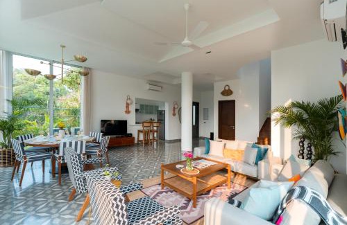 Anjuna Villa | La Zorita, Luxurious 3 BHK with Private Pool, 10 mins from Anjuna Beach, Kitchen, Security, Terrace, Patio & Wifi