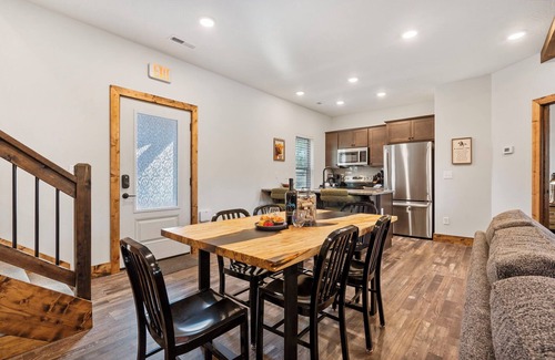 Hollister Cabin | Labor Day Open, Retreat w Arcade-Pvt Hot Tub-Free Tickets-Community Indoor Pool-Near Thunder Ridge