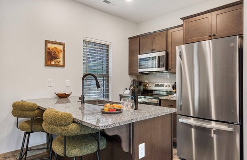 Hollister Cabin | Labor Day Open, Retreat w Arcade-Pvt Hot Tub-Free Tickets-Community Indoor Pool-Near Thunder Ridge
