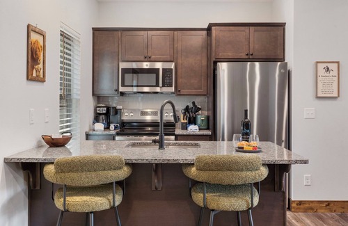 Hollister Cabin | Labor Day Open, Retreat w Arcade-Pvt Hot Tub-Free Tickets-Community Indoor Pool-Near Thunder Ridge