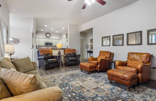 Branson West House | Labor Day Open, Stonebridge Townhouse near SDC w Free Tickets-Screened In Porch-OnSite Golf Course