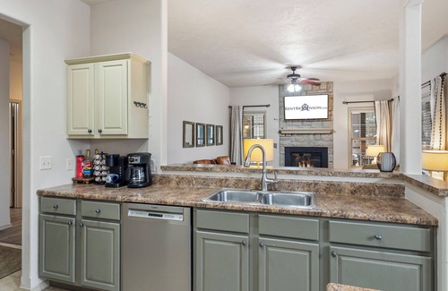 Branson West House | Labor Day Open, Stonebridge Townhouse near SDC w Free Tickets-Screened In Porch-OnSite Golf Course