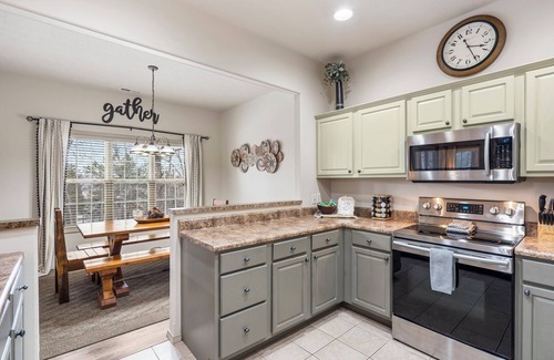 Branson West House | Labor Day Open, Stonebridge Townhouse near SDC w Free Tickets-Screened In Porch-OnSite Golf Course