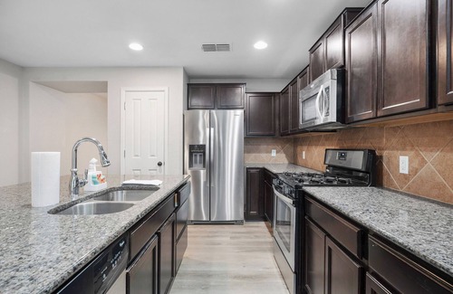 Medina Valley House | Lackland 5Bed Family Home + Huge backyard and Game Rooms