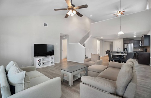 Medina Valley House | Lackland 5Bed Family Home + Huge backyard and Game Rooms