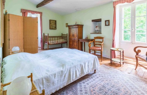 Fleac-sur-Seugne House | LaConciergerieJonzac, Manoir "Atypique et Médiéval"