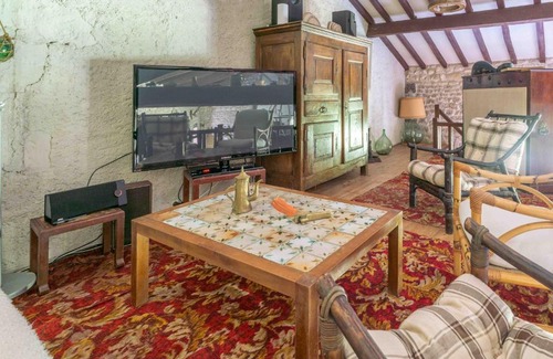 Fleac-sur-Seugne House | LaConciergerieJonzac, Manoir "Atypique et Médiéval"