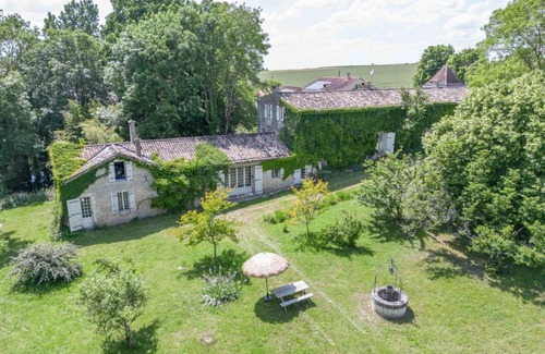 Fleac-sur-Seugne House | LaConciergerieJonzac, Manoir "Atypique et Médiéval"
