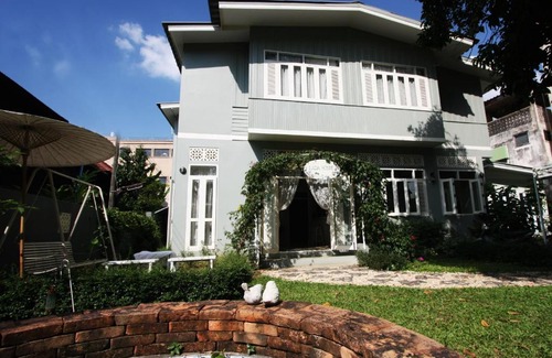 Lampang Bed & Breakfast | Lada House