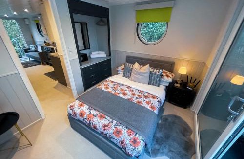 Maidstone Apartment | Lady Florence, Cosy Unique River Boat with Castle Views