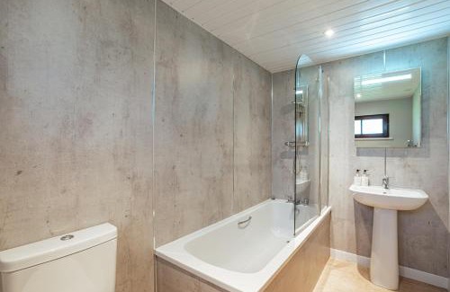 Newton Stewart Ski Chalet | Lady Galloway 28 with Hot Tub