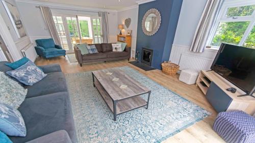 Croyde House | Ladywell Croyde - Super stylish large home with pool table, woodburner, pizza oven and Hot Tub Option, Sleeps 12