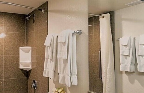 Big Bear Lake Hotel | Lagonita Lodge - Heated Indoor Pool & Spa - Game Room - On The Lake 3