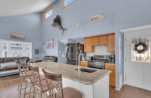 Manahawkin House | Lagoon-front home just minutes from the beach!