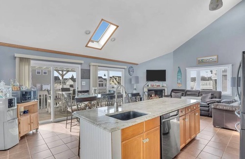 Manahawkin House | Lagoon-front home just minutes from the beach!