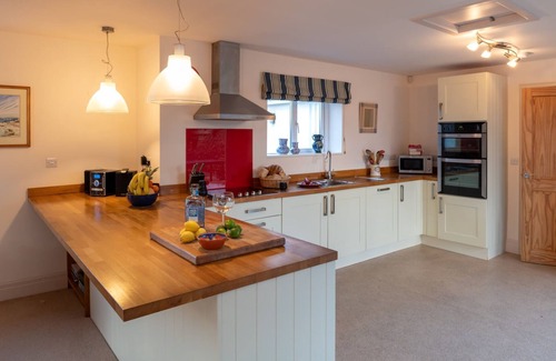 Rhosneigr House | Lagwn Glas : Pet-Friendly 2‑Bed Cottage in Rhosneigr | Managed by Anglesey Holiday Lettings