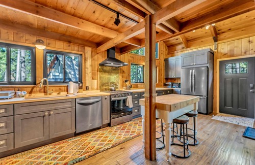 Chamberlands House | Laid-Back Tahoe Stay | Walk to Lake & EV Charger!
