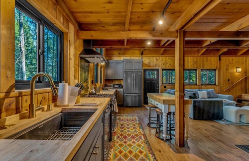 Chamberlands House | Laid-Back Tahoe Stay | Walk to Lake & EV Charger!