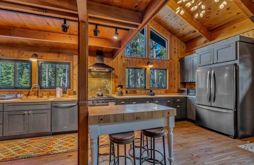 Chamberlands House | Laid-Back Tahoe Stay | Walk to Lake & EV Charger!