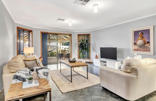 Seaford House | Laidback Seaford Family Retreat 200m from Beach