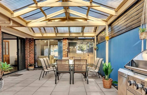 Seaford House | Laidback Seaford Family Retreat 200m from Beach
