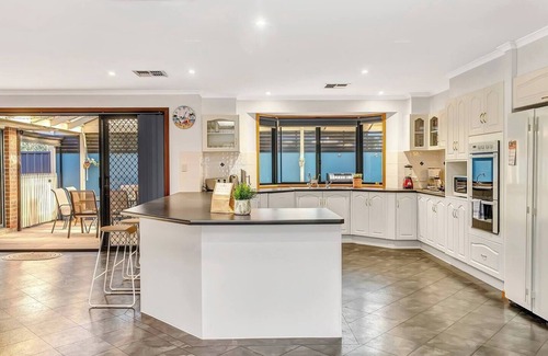 Seaford House | Laidback Seaford Family Retreat 200m from Beach