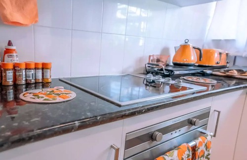 West Lakes House | Lake access, Golf Course, Kayak, Paddle Board & FUN sleeps 8