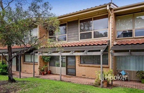 West Lakes House | Lake access, Golf Course, Kayak, Paddle Board & FUN sleeps 8