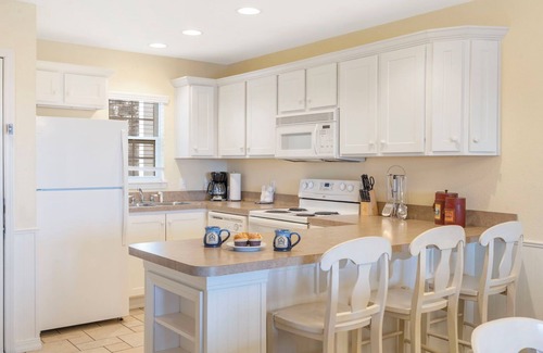 Kimberling City Condo | Lake Access-Spacious Condo-Free Attraction Tickets-Deck Area