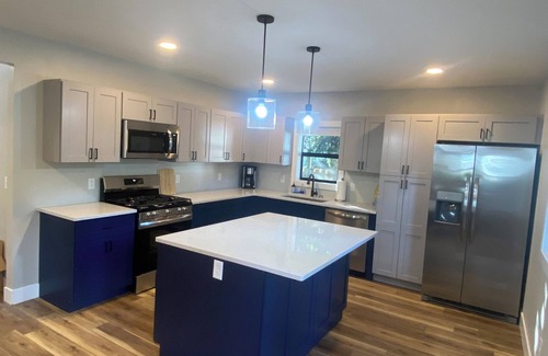 Beachwood-Bluffton House | Lake Breeze Cottage 6 beds w AC, hot tub near Lake Michigan beach and The Deck.