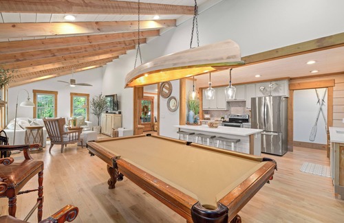 Buford House | Lake Cabin! Private Dock/Hot Tub/8 Beds/Pool Table/Ping Pong Tablen