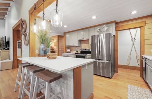 Buford House | Lake Cabin! Private Dock/Hot Tub/8 Beds/Pool Table/Ping Pong Tablen