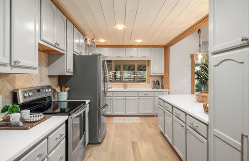 Buford House | Lake Cabin! Private Dock/Hot Tub/8 Beds/Pool Table/Ping Pong Tablen