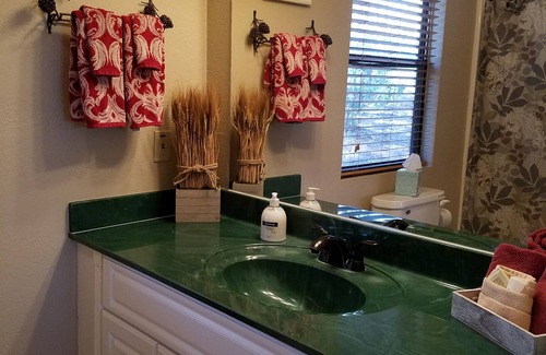 Hayesville Cottage | Lake Chatuge Country Cottages - Redbud Retreat FREE WiFi, Parking & Prem Chnls