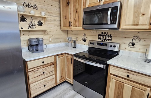Tunnel Hill Cabin | Lake Cove! Located directly on a small community lake!