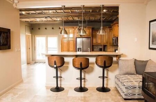 Holiday Island House | Lake Daze - Stylish Home -Walk to Marina