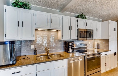 Dillon Condo | Lake Dillon + Mountain views, close to all the ski resorts and shopping!