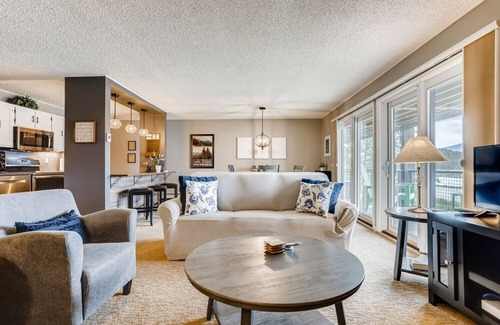 Dillon Condo | Lake Dillon + Mountain views, close to all the ski resorts and shopping!