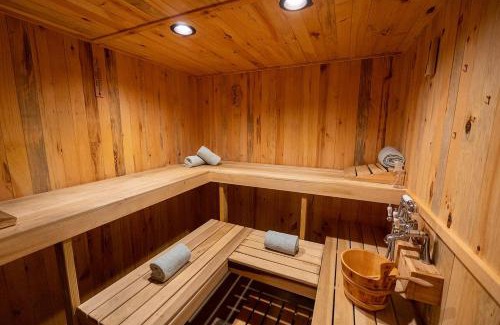 Holland House | Lake Effect Lodge 3 Min From Laketown Beach!