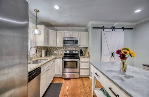 Livingston House | Lake, Entire House, 4BR, Hot Tub, New Fire Pit, Dog Friendly w/Fenced yard!