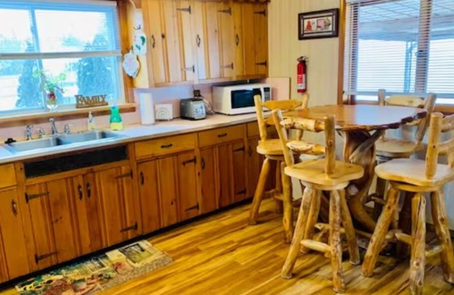 Huron House | Lake Erie Retreat - Walk to Nickel Plate Beach