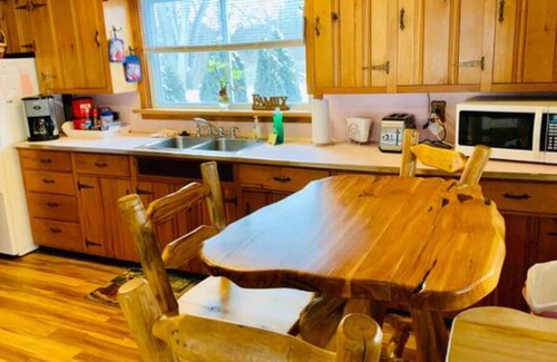 Huron House | Lake Erie Retreat - Walk to Nickel Plate Beach